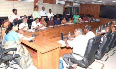 கொடைக்கானல் மலைப்பகுதிக்கு வருகைப் புரியும் வாகனங்களுக்கு இ.பாஸ் பெற்று மற்றும் பசுமை வரி தொடர்பாக துறை அலுவலர்களுடன் மாவட்ட ஆட்சியர் ஆய்வுக் கூட்டம்