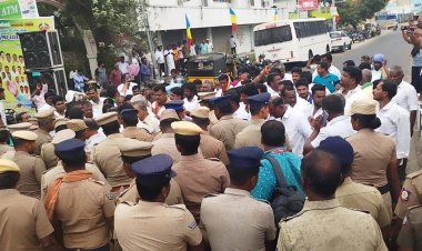 பாட்டாளி மக்கள் கட்சியினர் 500 - ற்கும் மேற்பட்டோர் முதலமைச்சர் மு க ஸ்டாலின் மருத்துவர் ராமதாஸை இழிவாக பேசியதை கண்டித்து சாலையில் அமர்ந்து போராட்டத்தில் ஈடுபட்டனர்