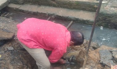 குடிநீர் குழாயில் சாக்கடை நீர் கலந்து பீறிட்டு வரும் காட்சி