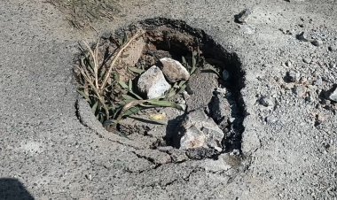 கண்ணகி நகர் சாலையில் ஏற்பட்ட திடீர் பள்ளம் சரி செய்ய வாகன ஓட்டிகள் கோரிக்கை. 