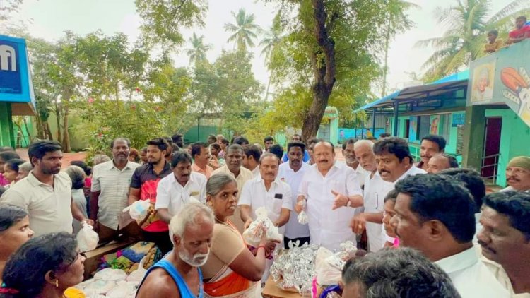 மழை வெள்ளத்தால் பாதிக்கப்பட்ட மக்களை நேரில் சந்தித்து நிவாரணங்கள் வழங்கிய அமைச்சர்கள்