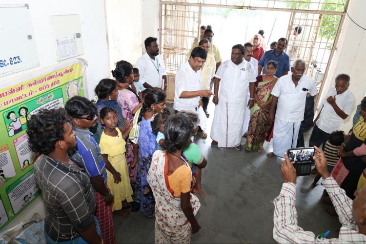 பெஞ்சல் புயலால் பாதிக்கப்பட்ட மக்களை நேரில் சந்தித்து அத்தியாவசிய பொருட்களை வழங்கிய அமைச்சர்.!