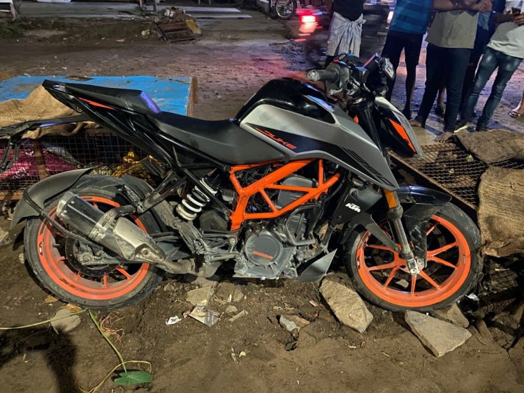 மது போதையில் அதி வேகமாக இருசக்கர வாகனத்தில் வந்த இளைஞர்கள் தடுப்புச் சுவரில் மோதி பலி.!