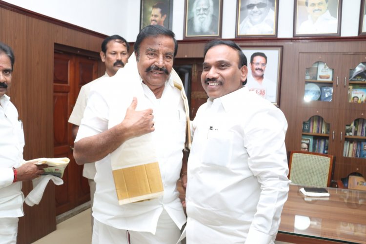 அமைச்சர் கே.என்.நேருவை சந்தித்து தை திருநாள் வாழ்த்துக்களை பகிர்ந்து கொண்ட ஆ.ராசா எம்.பி.!