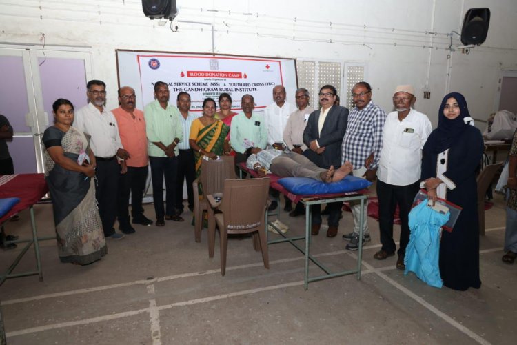 காந்திகிராமம்- பல்கலைக்கழகம் நாட்டு நலப்பணித் திட்டம் மற்றும் இளைஞர் செஞ்சிலுவை சங்கம் இணைந்து இரத்த தான முகாம்.!