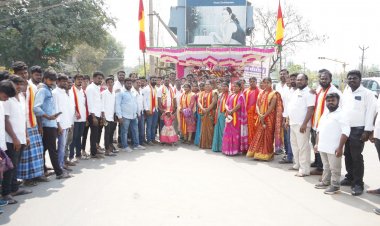 சிந்தனை சிற்பி சிங்காரவேலன் பிறந்தநாளை தவெக கட்சி நிர்வாகிகள் கொண்டாடினர்