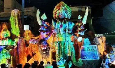 மயானக்கொள்ளை திருவிழாவில் அம்மன் வேடமிட்டு வதம் செய்யும் காட்சியினை கண்டு களித்த மக்கள்.!