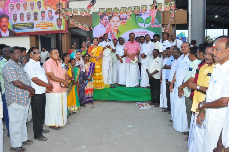 ஜெயலலிதா ஆட்சியில் திட்டங்கள் விளக்க துண்டு பிரசுரம் வழங்கிய அதிமுக அம்மா பேரவையினர்.!