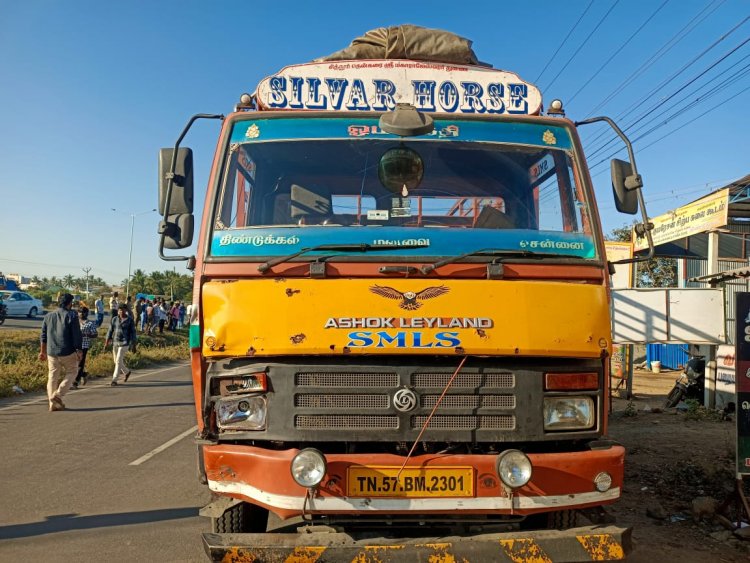 திண்டுக்கல்- மதுரை தேசிய நெடுஞ்சாலையில் எதிரே வந்த சரக்கு வாகனம் மீது இருசக்கர வாகன மோதி விபத்து ஒருவர் பலி.!