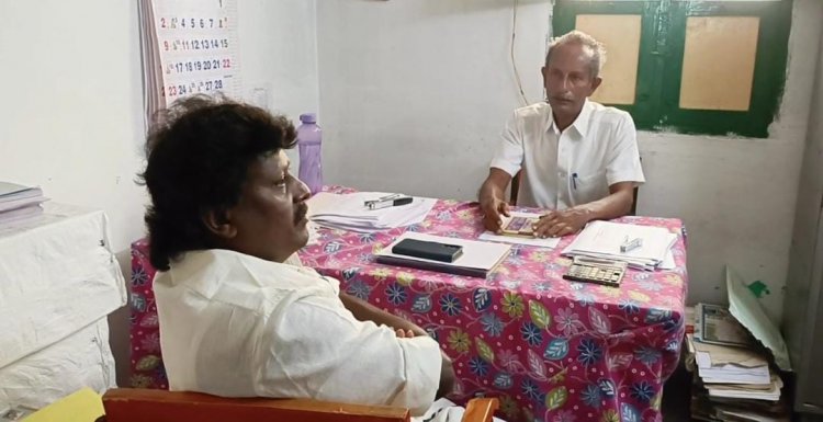 பேரூராட்சி திமுக துணைத் தலைவர் சாதி ரீதியாக தன்னை அவமதிப்பு செய்வதாக கூறி உள்ளிருப்பு போராட்டத்தில் ஈடுபட்டதால் பரபரப்பு.!