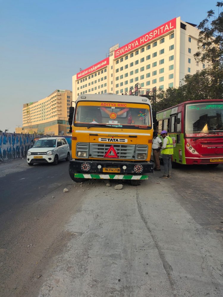 சாலையில் சிக்கிய கலவை கலக்கும் லாரியால் கடும் போக்குவரத்து பாதிப்பு.