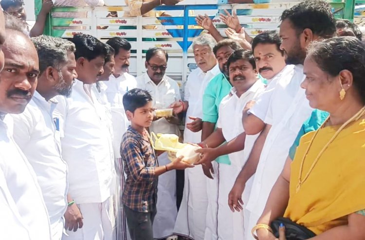முன்னாள் முதல்வர் ஜெயலலிதாவின் 77 ஆம் ஆண்டு பிறந்த நாளை முன்னிட்டு அதிமுகவினர் ஊர்வலமாக சென்று மாலை அணிவித்து மரியாதை செலுத்தினர்.!