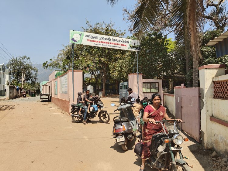 மேட்டுப்பாளையம் வள்ளுவர் நகரவை தொடக்கப்ள்ளியில் ஆசிரியர்கள் பணிக்கு வராததால் பள்ளிக்கு வந்த குழந்தைகளை பெற்றோர் திரும்ப அழைத்துச் சென்றனர்.!