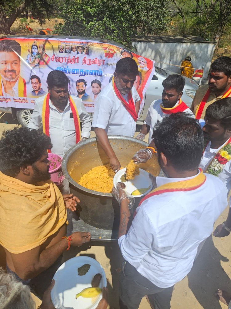 திருவண்ணாமலை நோக்கி பாதயாத்திரை செல்லும் பக்தர்களுக்கு த வெ க சார்பில் அன்னதானம். !