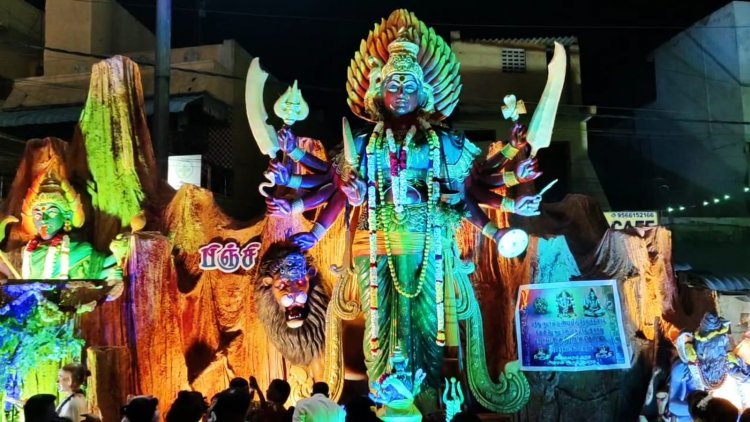மயானக்கொள்ளை திருவிழாவில் அம்மன் வேடமிட்டு வதம் செய்யும் காட்சியினை கண்டு களித்த மக்கள்.!
