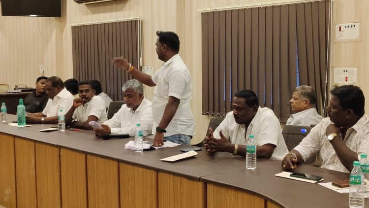 வாலாஜாபேட்டை நகர மன்ற கூட்டத்தில் 3-வது வார்டு நகர மன்ற உறுப்பினர் பூக்கடை மோகன் தனது வார்டில் பட்டா வழங்க கோரிக்கை.!