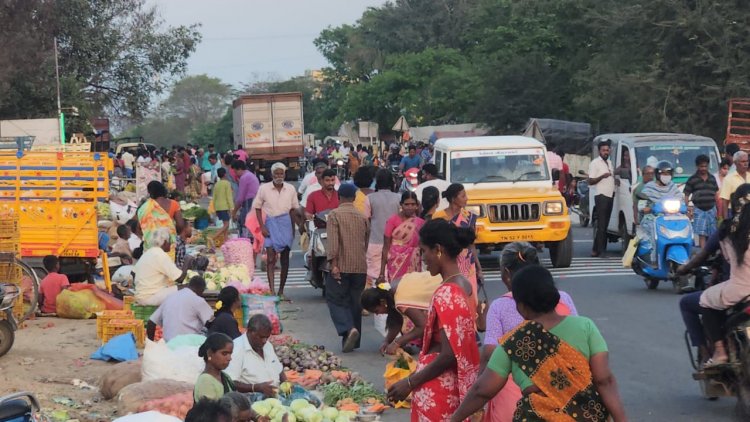 நெடுஞ்சாலையில் வாரச் சந்தையால் பொதுமக்கள் மற்றும் வாகன ஓட்டிகளுக்கு சிரமம்.!