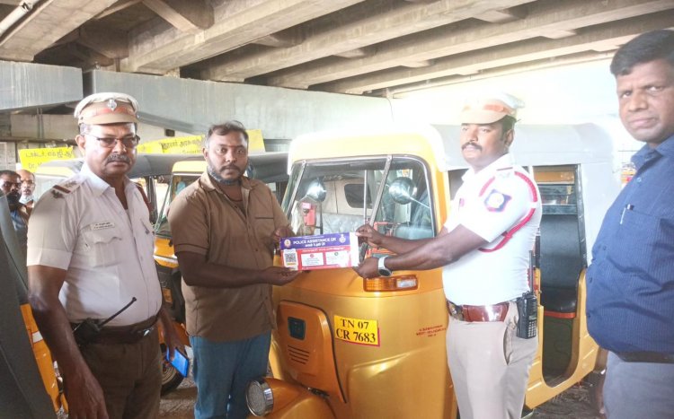 வேளச்சேரியில் ஆட்டோக்களுக்கு போக்குவரத்து காவல்துறை சார்பில் கியூ ஆர் கோடு ஸ்டிக்கர் ஒட்டப்பட்டது.!