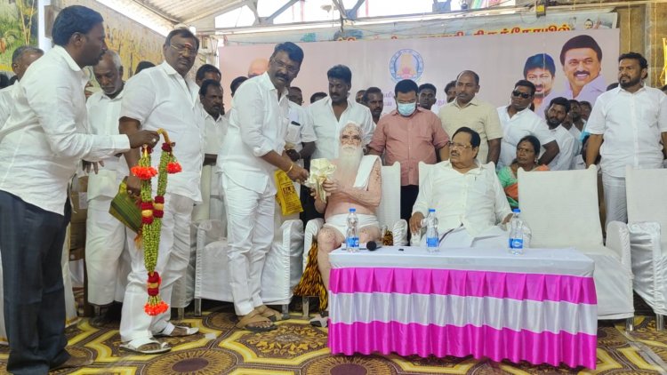 அருள்மிகு ஸ்ரீ சுப்பிரமணிய சுவாமி திருக்கோவிலில் அறங்காவலர் குழு தலைவர் மற்றும் குழு உறுப்பினர்கள் கோவில் மணி மண்டபத்தில் பதவி ஏற்று கொண்டார்.