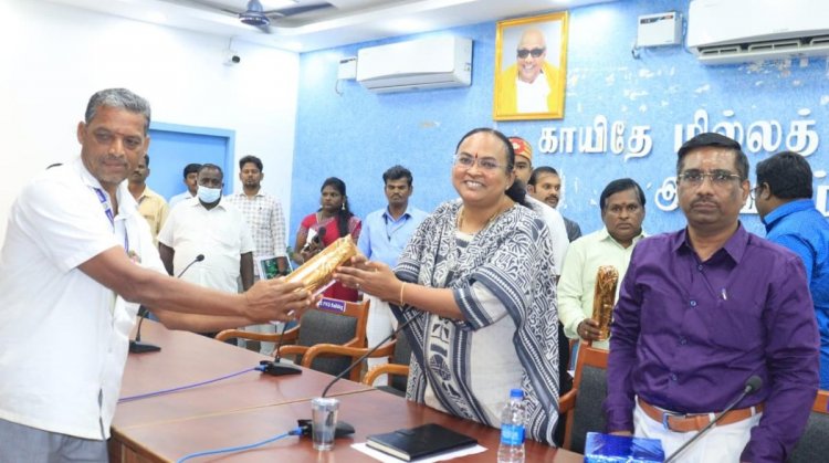 ரேஷன் கடை ஊழியர்களிடம் மாவட்ட ஆட்சியர் அறிவுரை நுகர்வோரிடம் கனிவாகப் நடந்து கொள்ள வேண்டும்.