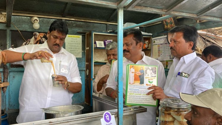 டீ போட்டு கொடுத்து அதிமுக ஆட்சிக் காலத்தைப்பற்றி எடுத்துரைத்த பன்னீர் செல்வம்.!