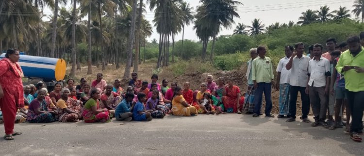 டாஸ்மாக் மதுபான கடைக்கு அருகே பேருந்து நிழற்கூடம் வேண்டாம் இது மது அருந்தும் கூடாரமாக மாறி விடும் எனக் கூறி பொதுமக்கள் ஆர்ப்பாட்டம்.!