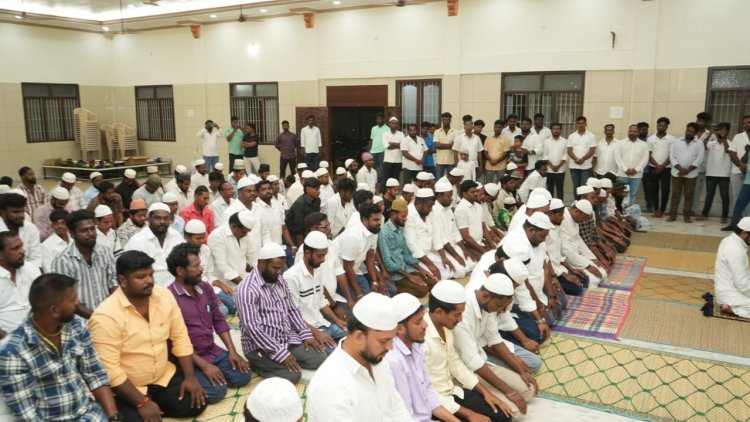 இப்தார் நிகழ்வில் கலந்து கொண்டு தொழுகையில் ஈடுபட்டு நோன்பு திறந்த த.வெ.க.-வினர்.!