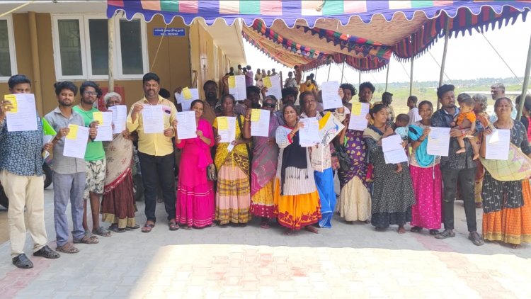 ஆட்சியர் அலுவலகத்தில் கை குழந்தைகளுடன் புகார் மனு வழங்கிய நரிக் குறவர் இன மக்கள்.!