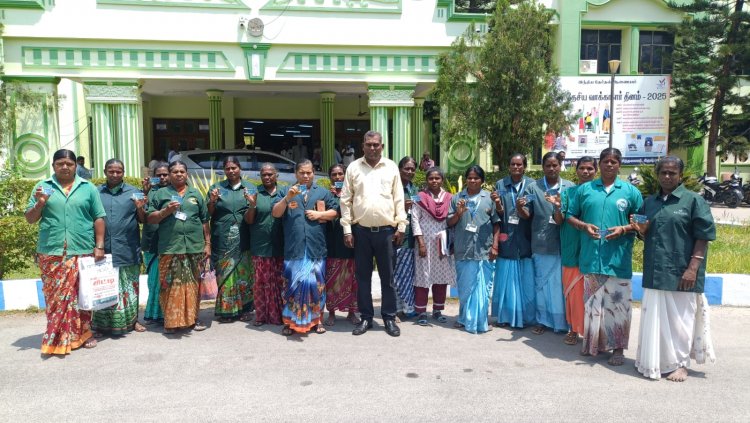 தூய்மை பணியாளர்களுக்கு நல வாரிய அட்டை வழங்கிய மாவட்ட ஆட்சியர்.!