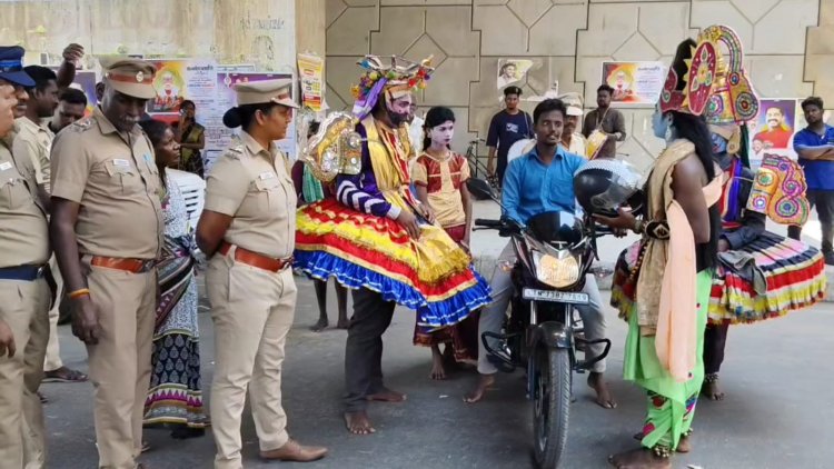சாலை பாதுகாப்பு குறித்து வாகன ஓட்டிகள் மற்றும் பொதுமக்களிடையே விழிப்புணர்வு ஏற்படுத்த நடித்து காட்டிய நாடக கலைஞர்கள்.!