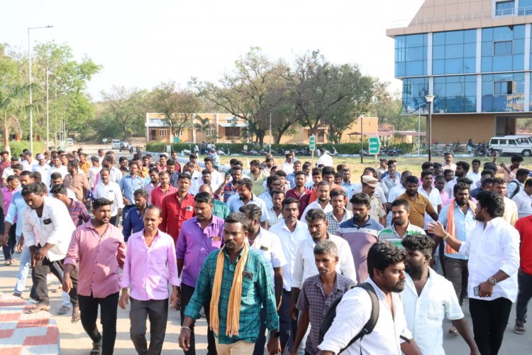 சம வேலை சம ஊதியம் வழங்க வேண்டுமென கூறி ஆட்சியர் அலுவலகத்தில் ஊர்வலமாக சென்று மனு வழங்கிய ஒப்பந்த தொழிலாளர்கள்.!