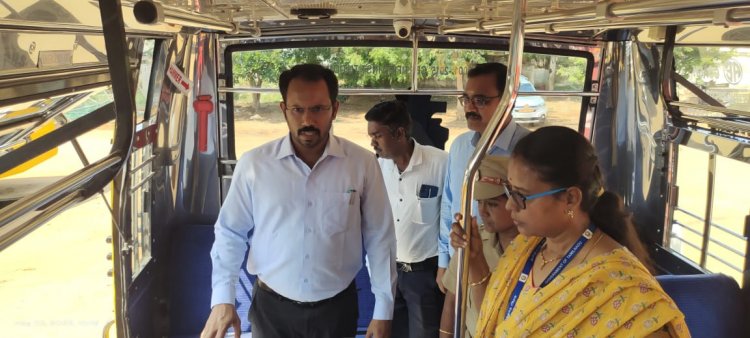 தென்காசியில் பள்ளி பேருந்துகள் தரம் குறித்து மாவட்ட ஆட்சியர் ஆய்வு.!