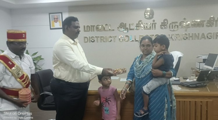இந்திய ராணுவத்திற்கு தங்கள் சிறிது சிறிதாக உண்டியலில் சேர்த்து வைத்த பணத்தினை நன்கொடையாக வழங்கிய சிறுவர்களின் செயலை பாராட்டி மாவட்ட ஆட்சியர் இனிப்பு வழங்கினார்.!