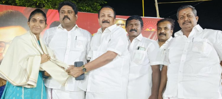 திமுக பொதுக்கூட்டத்தில் பிளஸ் டூ தேர்வில் முதல் மதிப்பெண் பெற்ற மாணவி கார்த்திகாவிற்கு பாராட்டு.!
