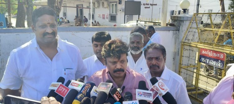 மாவட்ட ஆட்சியரிடம் அதிமுக எம் எல் ஏக்கள் பழைய குற்றாலத்தில் 24 மணி நேரமும் குளிக்க அனுமதி கோரி மனு .!