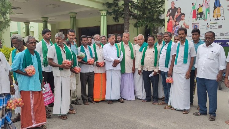 விவசாயிகள் குறை தீர்க்கும் கூட்டத்தில் இலவசமாக மாம்பழம் மற்றும் தக்காளி பைகளை கொடுத்த விவசாயிகள்.!