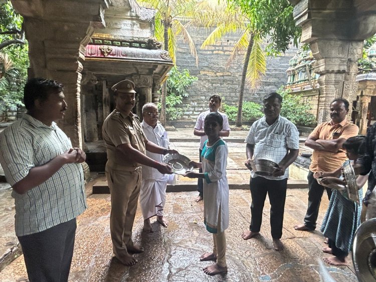 குற்றாலம் அருவிக்கரையில் மழைக்கால ஓவியம் வரைந்த மாணவர்களுக்கு பாராட்டு.!