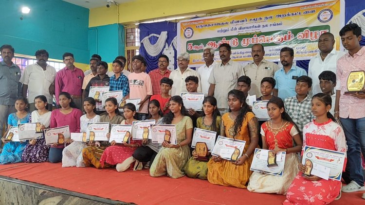 பொதுத்தேர்வு முடிவில் அதிக மதிப்பெண்கள் எடுத்த மாணவ, மாணவிகளை பாராட்டும் விதமாக ஊக்கத் தொகை மற்றும் பதக்கங்களை வழங்கி கெளரவிப்பு .!