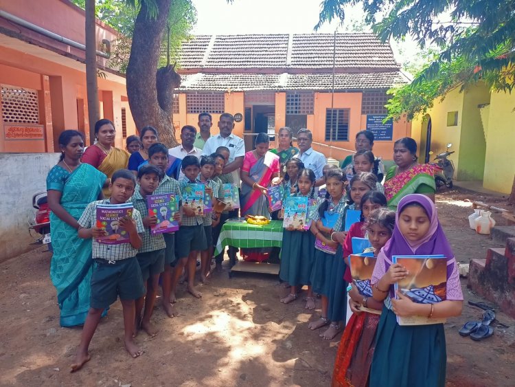 ஊராட்சி ஒன்றிய துவக்கப் பள்ளியில் விலையில்லா பாட நூல்களை பேரூராட்சி சேர்மன் வழங்கினார்.!