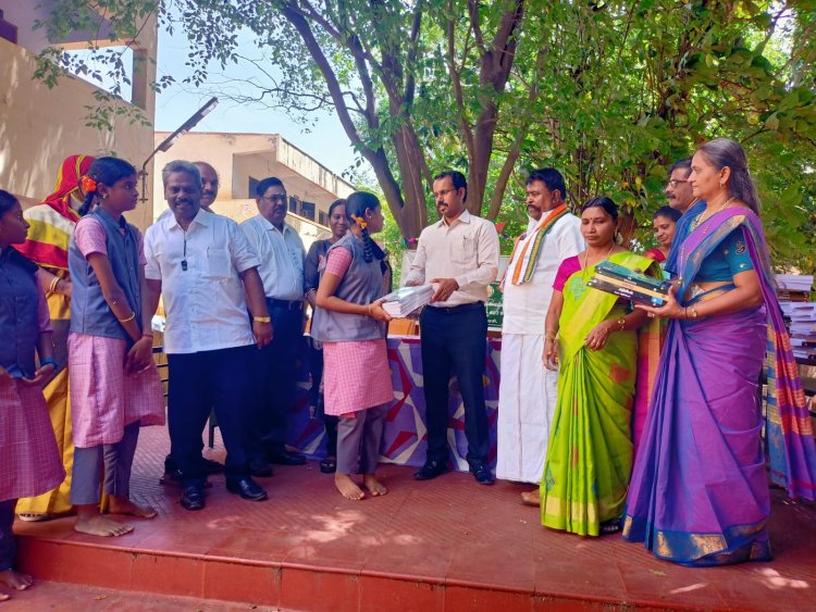 மேலகரம் அரசு மேல்நிலைப் பள்ளியில் விலையில்லா பாட நூல்கள் வழங்கும் நிகழ்ச்சி.!