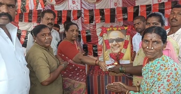 கலைஞரின் திரு உருவப் படத்திற்கு, முன்னாள் ஊராட்சி மன்றத் தலைவர் உள்ளிட்ட கிராம மக்கள் மலர்மாலை அணிவித்து மலர் தூவி மரியாதை.!