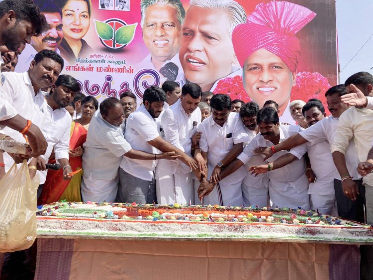 அதிமுக துணை பொதுச்செயலாளரின் 74 வது பிறந்தநாளையொட்டி கோவில்களில் சிறப்பு பூஜைகளுடன் 74 கிலோ கேக் வெட்டி தென்னங்கன்றுகளை வழங்கிய அதிமுகவினர்.!
