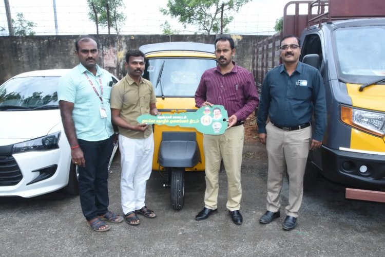 தாட்கோ மூலம் தூய்மைப் பணியாளர் நலவாரியத் திட்டத்தின் கீழ் பணிக்காலத்தில் இயற்கை மரணம் அடைந்த 2 பயனாளிகளுக்கு காசோலைகள் வழங்கிய மாவட்ட ஆட்சியர்.!