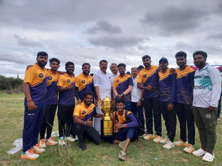 ஒசூர் அருகே நடந்த கிரிக்கெட் போட்டிகளில் வெற்றி பெற்றவர்களுக்கு பரிசளித்து பாராட்டிய அதிமுக முன்னாள் அமைச்சர் .!