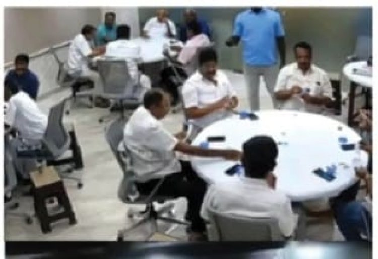 திருப்பூரில் மனமகிழ் மன்றத்தில் சூதாட்டம்...! சூதாட்டத்திற்கு பயன்படுத்தப்பட்ட டோக்கன்கள் பறிமுதல். ! சிலர் கைது.!
