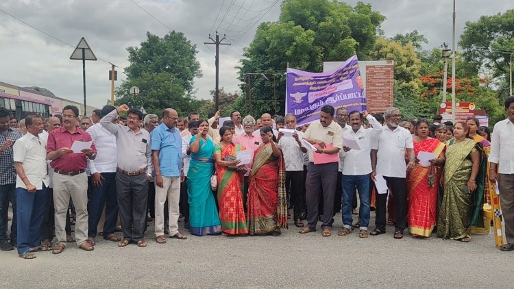 தமிழ்நாடு மாநில தொடக்க கூட்டுறவு வங்கி அனைத்து பணியாளர்கள் சங்கத்தின சார்பில் ரேசன் கடைகளில் புளுடூத் மூலம் விற்பனை மேற்கொள்வதை முற்றிலும் நீக்கிட வேண்டி ஆர்ப்பாட்டம். !