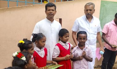 துத்திகுளம் பள்ளியில் 2025 - 26 பள்ளி நாட்காட்டி வழங்கும் விழா .!