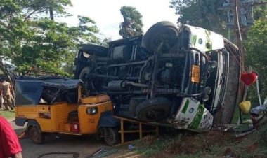 பழைய குற்றாலத்தில் ஆட்டோ மீது வேன் மோதி விபத்து .!