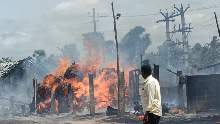 திடீரென தீப்பற்றி எறிந்த நார் மில் குடோன். !