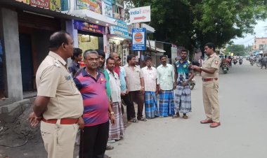 ஹெல்மெட் அணிவதின் அவசியம் குறித்து போலீசார் பொது மக்களிடம் விழிப்புணர்வு. !